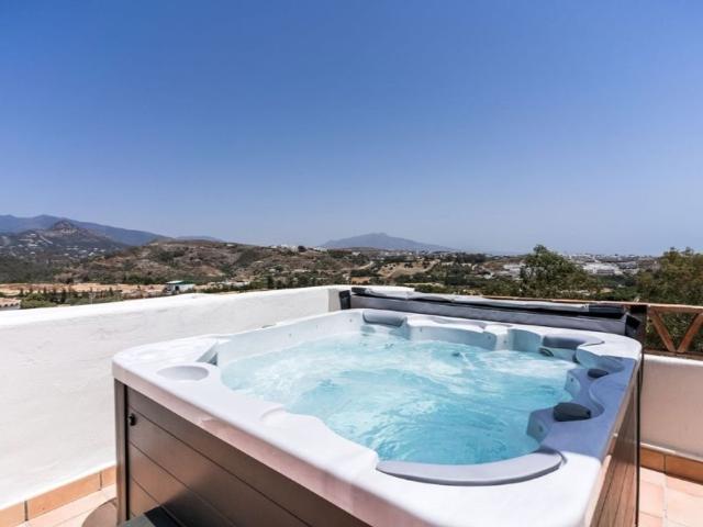 Piso de alto standing de 100 m2 en La Concha Resina Golf, Estepona, Málaga, Andalucía