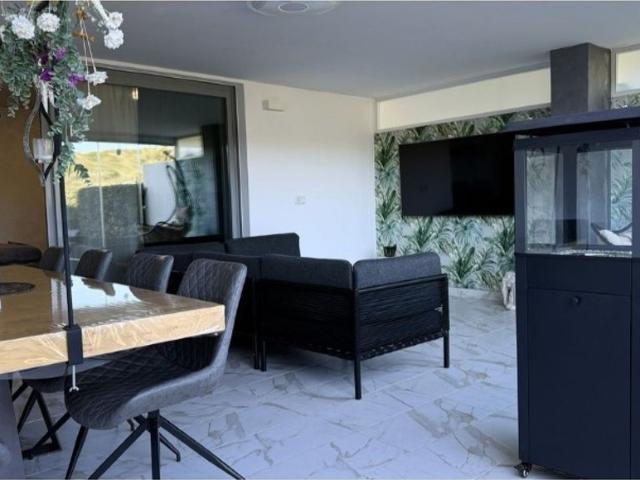 Piso de alto standing de 119 m2 en venta en Buenas Noches, Estepona, Andalucía