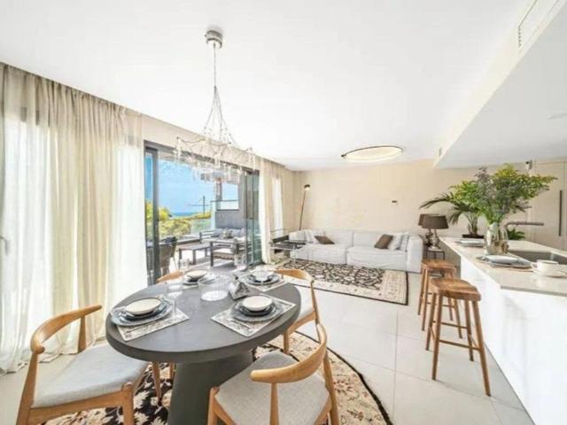 Piso de alto standing de 110 m2 en venta en Estepona, Andalucía