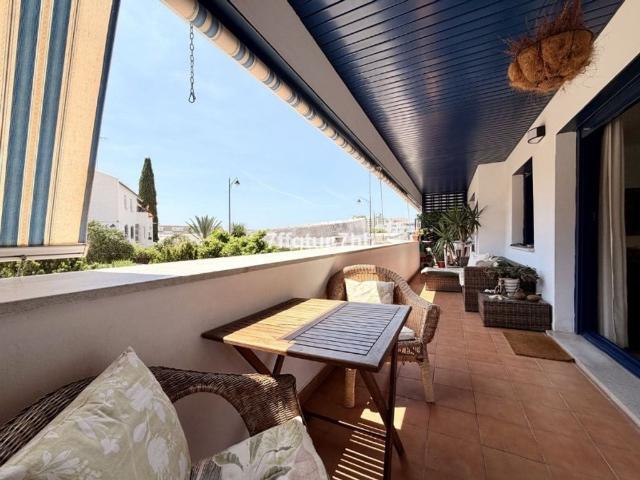Piso de alto standing de 128 m2 en venta en Puerto de Estepona, Estepona, Málaga, Andalucía