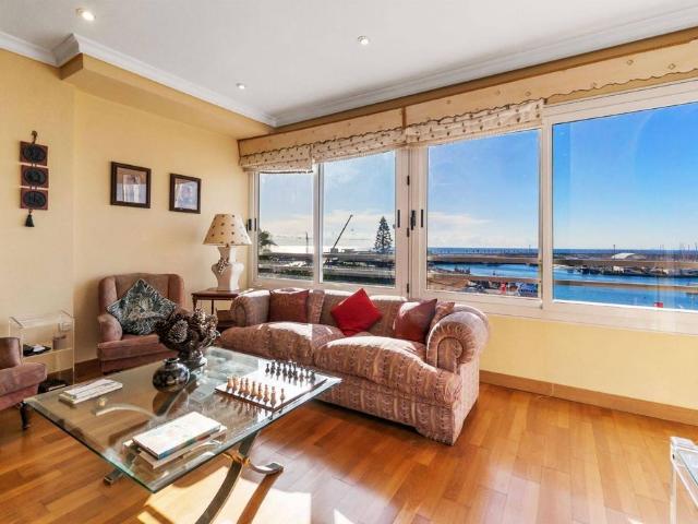 Piso de alto standing de 128 m2 en venta en Torrevieja, Comunidad Valenciana