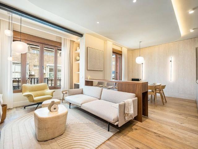 Piso de alto standing de 121 m2 en venta en Madrid, España