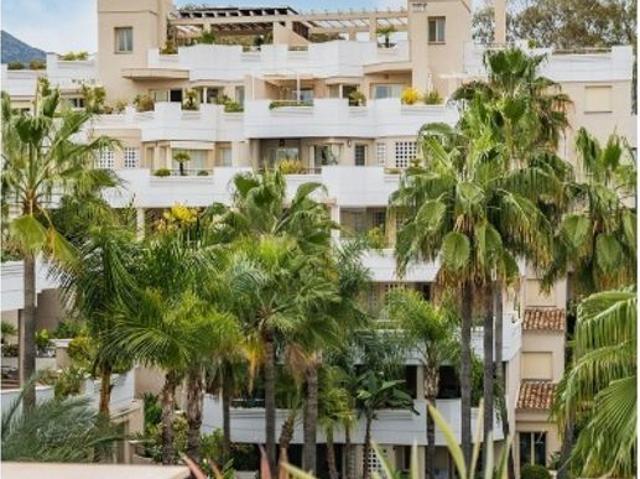 Piso de alto standing de 133 m2 en venta en Nueva Andalucia centro, Marbella, Andalucía