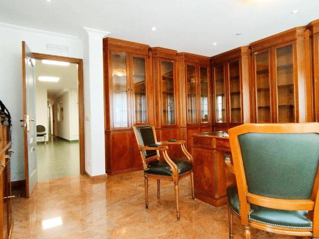 Piso de alto standing de 156 m2 en venta en Santiago de Compostela, España