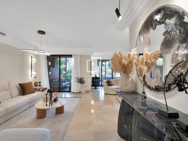 Piso de alto standing de 162 m2 en venta en Puerto Banús, Andalucía