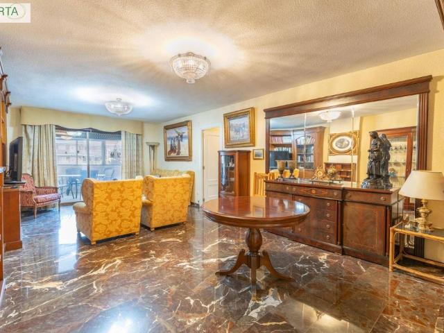 Piso de alto standing de 174 m2 en venta en Granada, España
