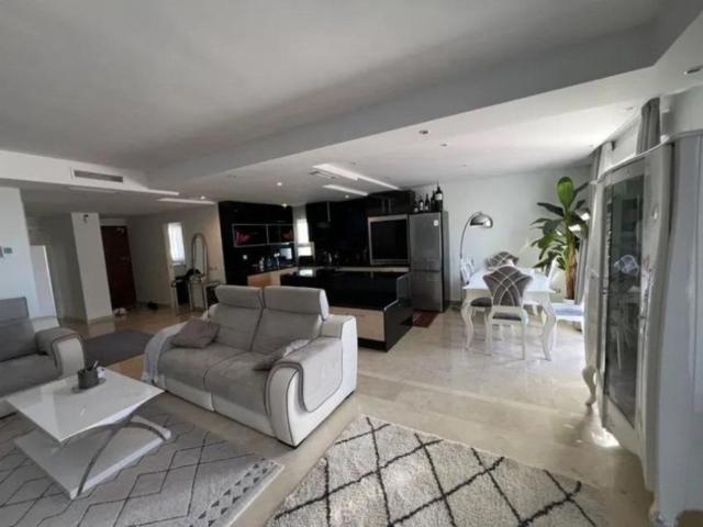Piso de alto standing de 205 m2 en venta en Nueva Andalucia centro, Marbella, Málaga, Andalucía