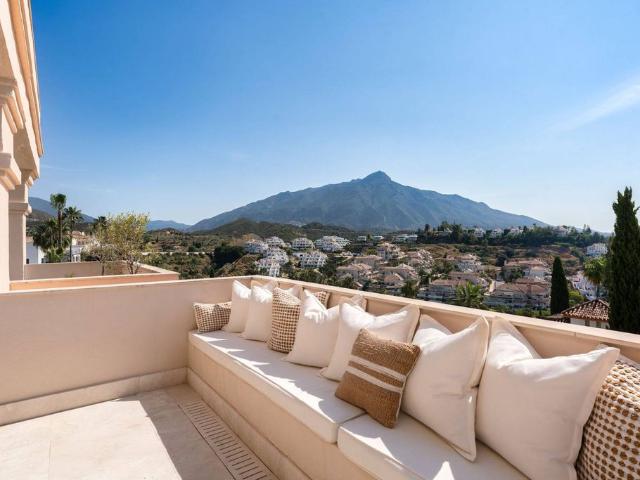 Piso de alto standing de 300 m2 en venta en Nueva Andalucia, Andalucía