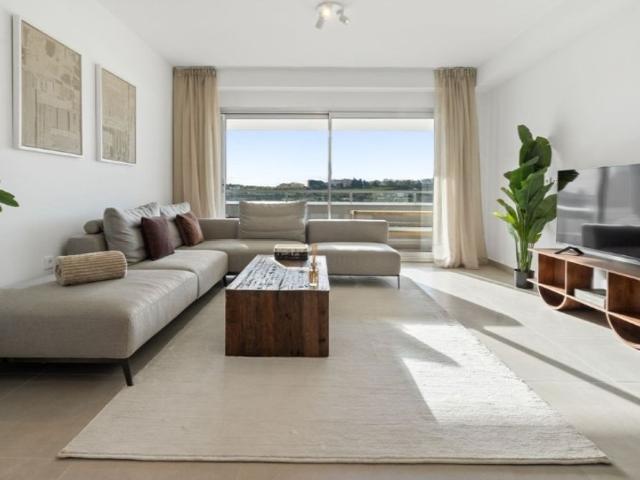 Piso de alto standing en venta en Atalaya Isdabe, Estepona, Andalucía