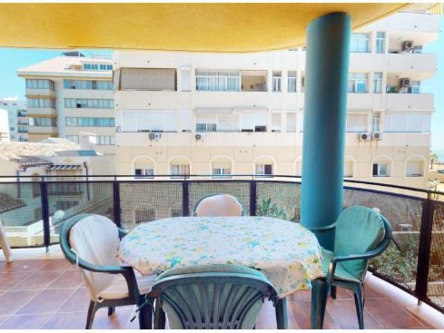 Piso de dos dormitorios, terraza, garaje y piscina en Fuengirola Centro