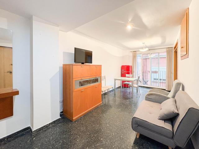 PISO DE DOS HABITACIONES Y UN BAÑO CON BALCÓN Y GALERÍA EN EDIFICIO CON ASCENSOR