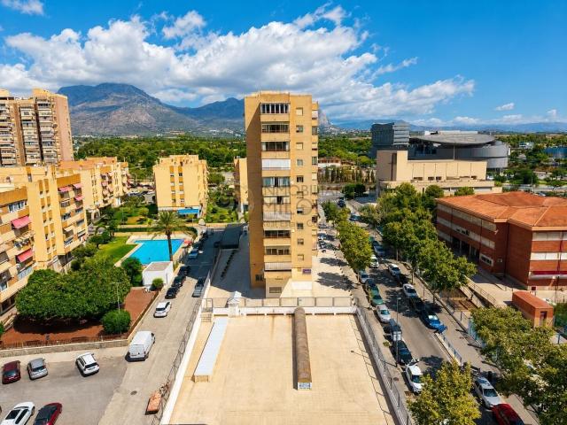Piso de esquina de 3 dormitorios en zona centro en Benidorm con terraza acristalada y vistas despejadas