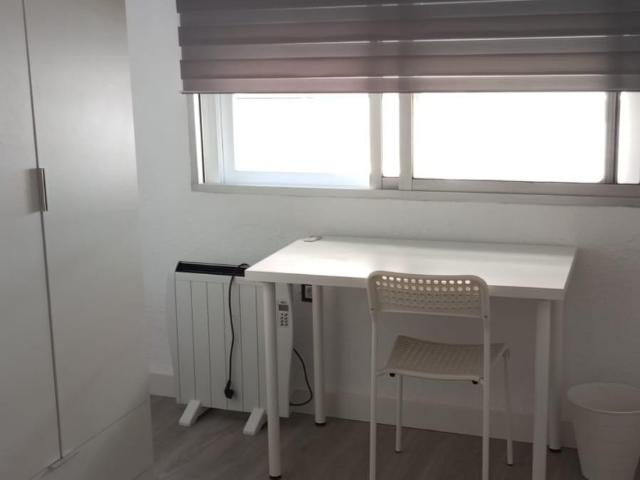 PISO DE ESTUDIANTES EN CAMINO DE RONDA