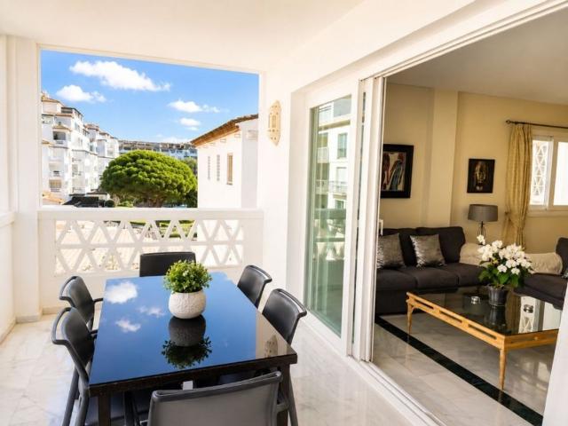 Piso de lujo de 114 m2 en venta en Puerto Banus, Marbella, Málaga, Andalucía