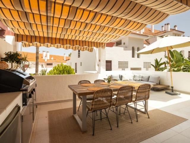 Piso de lujo de 111 m2 en venta en Nueva Andalucia centro, Marbella, Andalucía