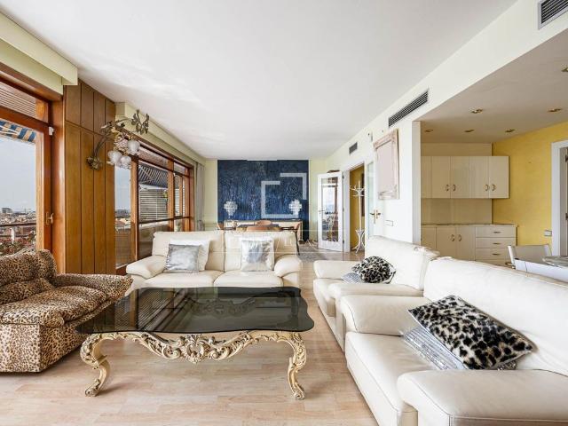Piso de lujo de 206 m2 en alquiler en Barcelona, Cataluña