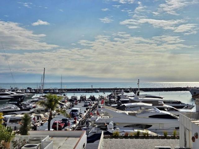 Piso de lujo de 75 m2 en venta en Puerto Banus, Marbella, Málaga, Andalucía