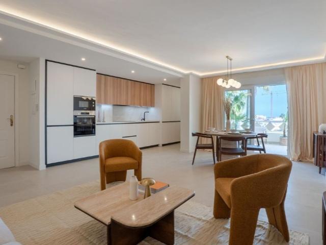 Piso de lujo de 96 m2 en venta en Costabella, Marbella, Málaga, Andalucía