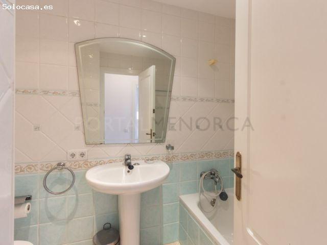 Piso de tres dormitorios con parking en Mahon