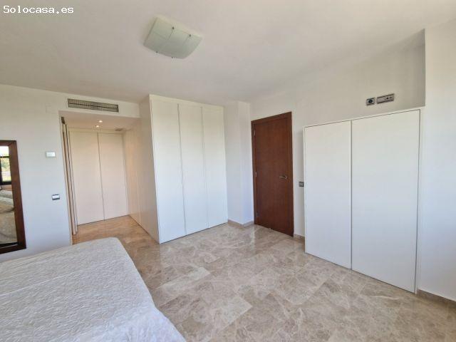 Piso de tres dormitorios antes cuatro, amueblado, con terraza y plaza de garaje!