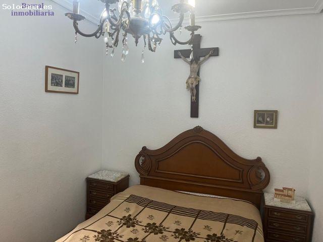 Piso de tres dormitorios, baño, garaje y trastero