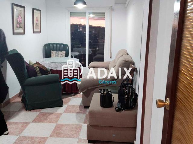 Piso de tres dormitorios en alquiler en zona centro de Cáceres con ascensor para estudiantes