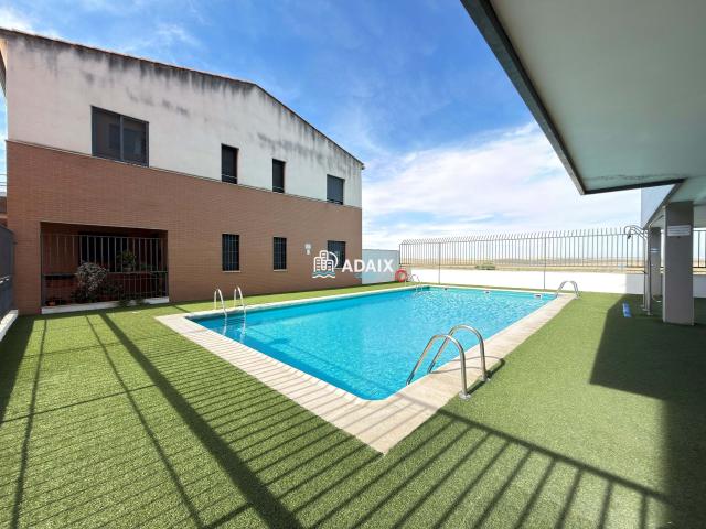 Piso de tres dormitorios en venta en Cáceres
