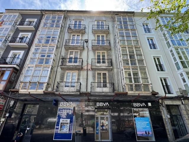PISO DE TRES DORMITORIOS REFORMADO EN LA CALLE VARGAS CON ASCENSOR