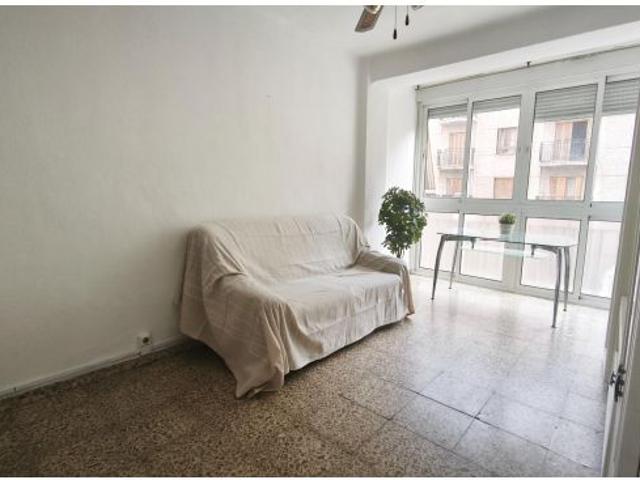 Piso de tres habitaciones a reformar en Martinez de la Rosa
