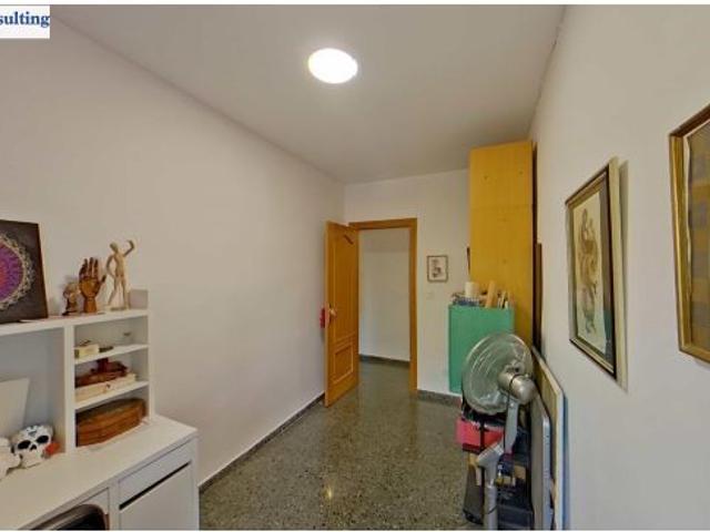 PISO DE TRES HABITACIONES, EN ZONA FERIA