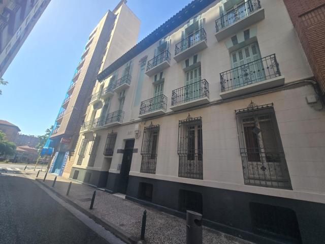 Piso de 100m2 útiles, CON USO Y DISFRUTE DE UNA TERRAZA DE APROX. 80M2