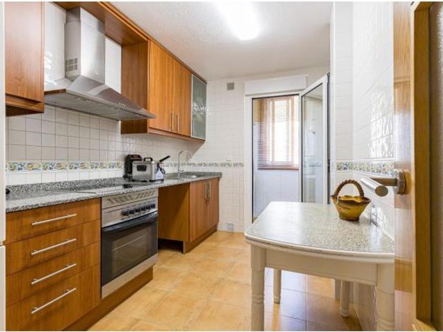 Piso de 2 dormitorios con terraza, piscina comunitaria y garaje en Altorreal