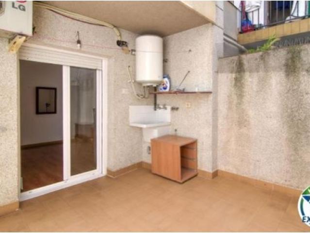Piso de 2 dormitorios con terraza y patio a 250 metros del mar en el centro de