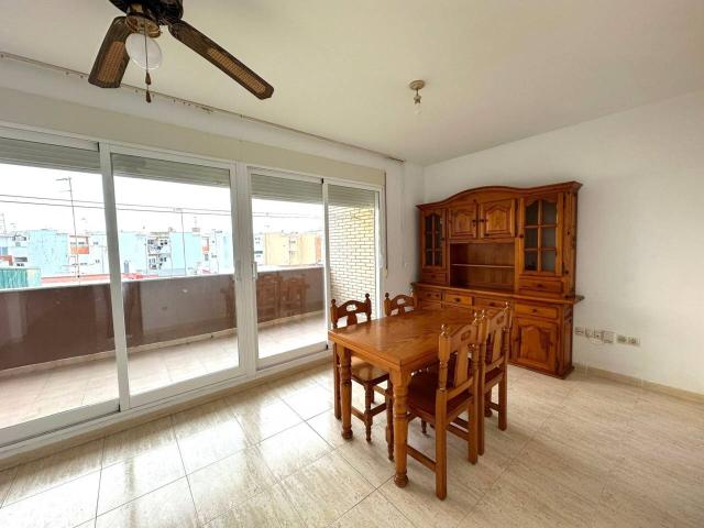 Piso de 2 dormitorios, cerca del puerto, en venta
