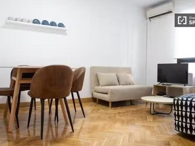 Piso de 2 dormitorios en alquiler en Valdeacederas, Madrid