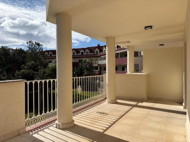 Piso de 2 dormitorios en Torrequebrada Golf con vistas al mar, piscina, gimnasio y garaje doble