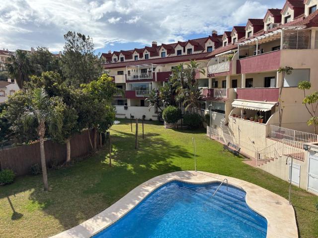 Piso de 2 dormitorios en Torrequebrada Golf con vistas al mar, piscina, gimnasio y garaje doble