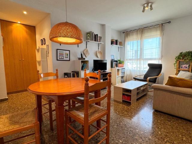 Piso de 2 habitaciones y 1 baño con garaje