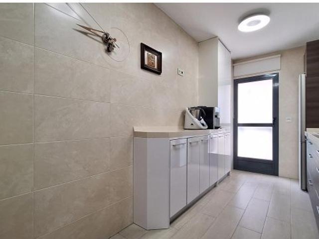 Piso de 3 dormitorios, 2 baños y 2 plazas de garaje en Ronda Sur