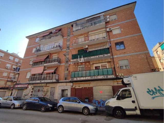 Piso de 3 dormitorios con balcón y gran potencial de reforma en Vistabella, Murcia