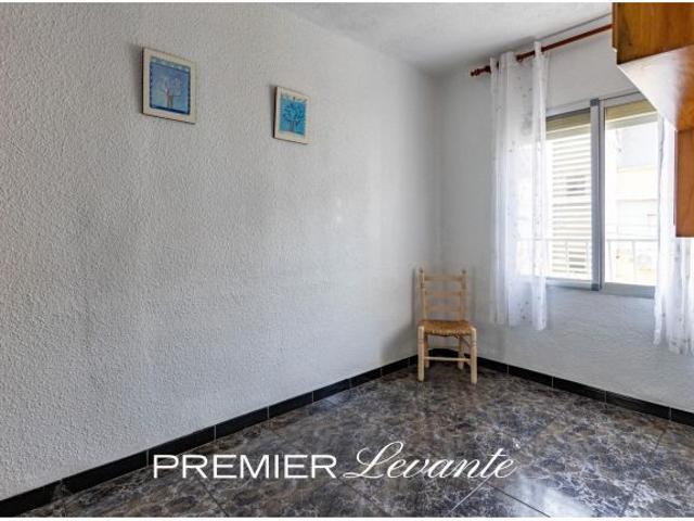 Piso de 3 dormitorios con cocina equipada y galería en Elda