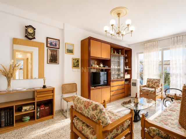 Piso de 3 dormitorios con garaje, terraza y ascensor en Avenida de Sorolla, Torremolinos centro