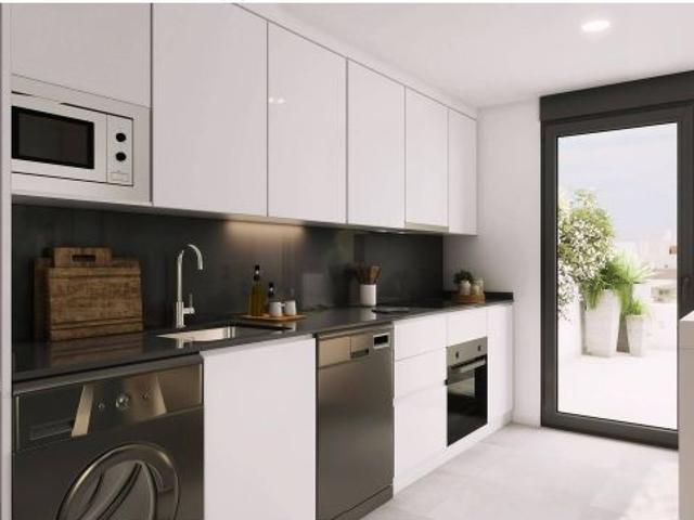 Piso de 3 dormitorios con gran terraza en tranquila zona residencial de Estepona