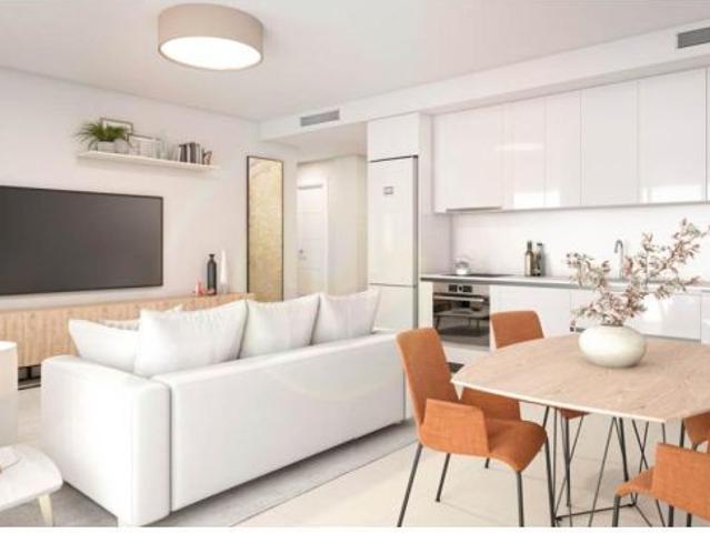 Piso de 3 dormitorios con gran terraza, piscina, gimnasio y parking cerca de la playa