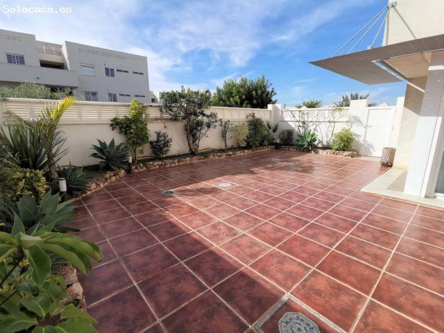 Piso de 3 dormitorios con jardín y garaje en Urbanización El Toyo, Retamar, Almería