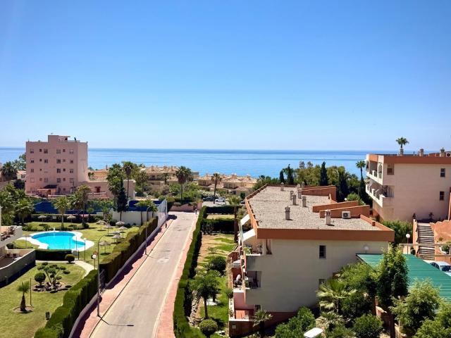PISO DE 3 DORMITORIOS CON TERRAZA DE 43 M2, VISTAS AL MAR A 5 MINUTOS DE LA PLAYA EN NUEVA TORREQUEBRADA