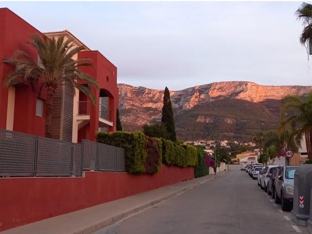 Piso de 3 dormitorios en alquiler en Dénia, Alicante