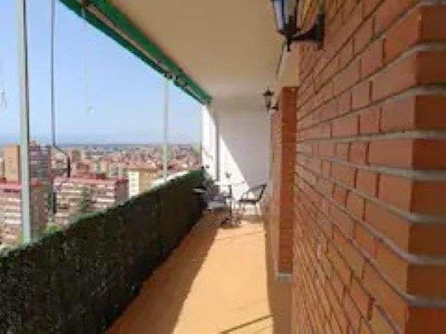 Piso de 3 dormitorios en alquiler en Valdezarza, Madrid