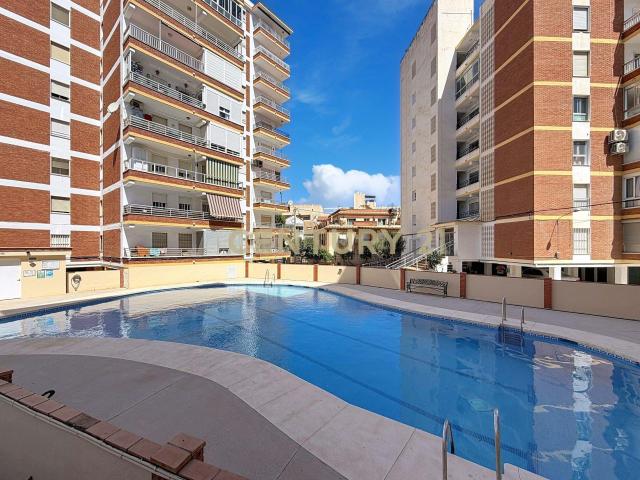 Piso de 3 dormitorios en primera línea de playa — Torre del Mar | Garaje y piscina