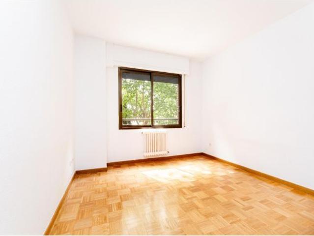 Piso de 3 dormitorios y 2 baños con terraza, piscina y garaje en la Avenida de Europa